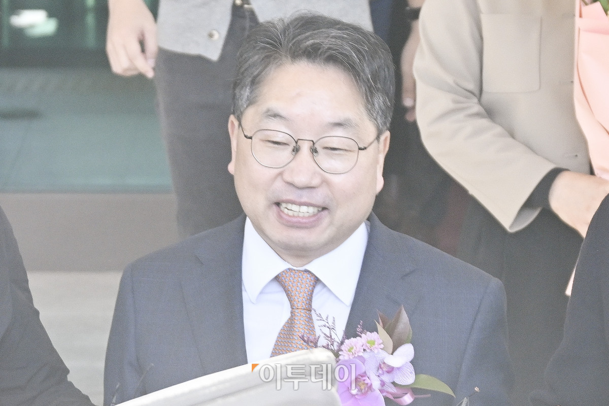 ▲대장동 항소 포기 논란으로 사의를 표명한 노만석 전 검찰총장 직무대행이 14일 서울 서초구 대검찰청에서 퇴임식을 마치고 청사를 떠나고 있다. 조현호 기자 hyunho@