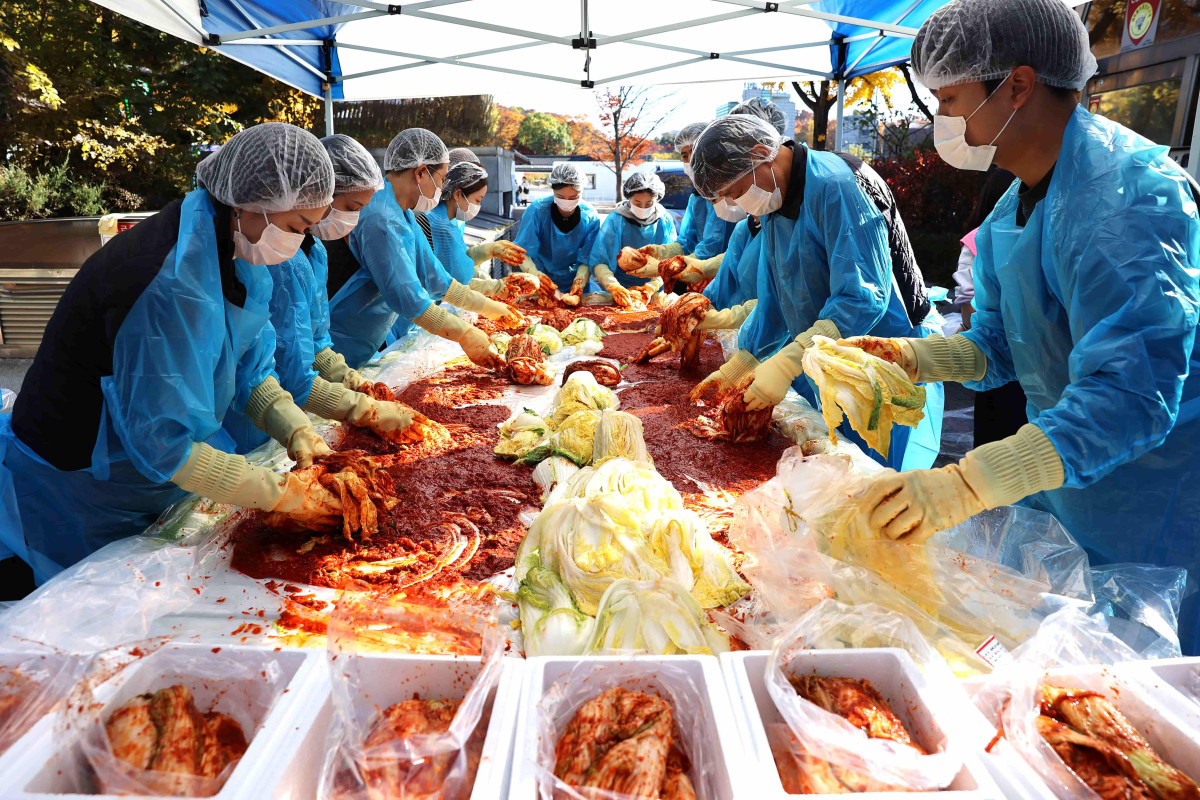 ▲LX인터내셔널 임직원들이 김장 나눔 봉사활동을 진행하고 있다. (사진= LX인터내셔널)