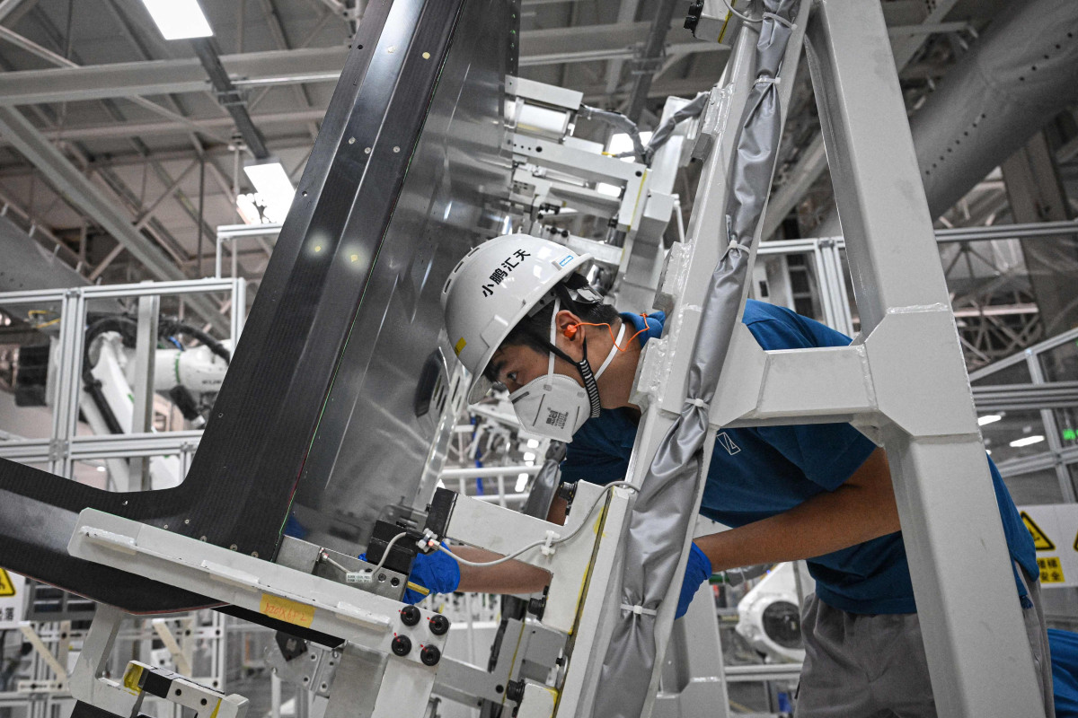 ▲중국 광저우에 있는 한 공장에서 직원이 작업을 하고 있다. (광저우/AFP연합뉴스)