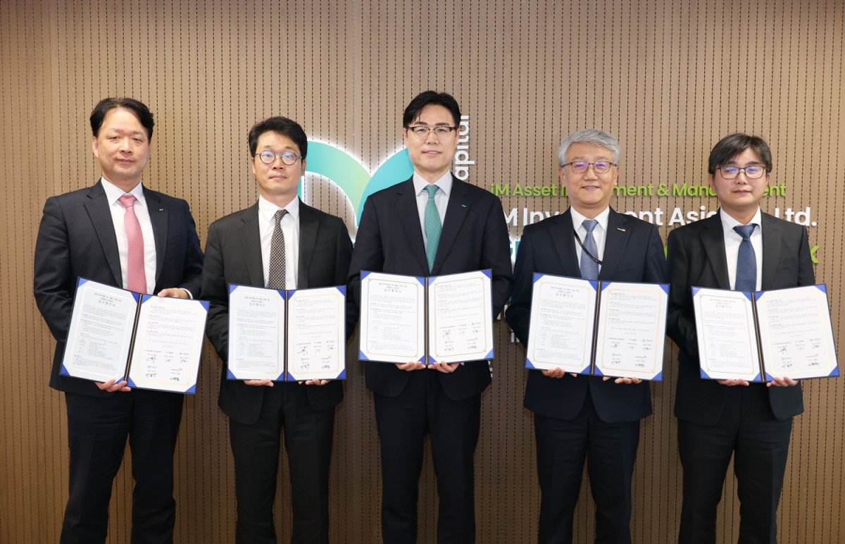 ▲(사진 왼쪽부터) 류시웅 iM증권 본부장, 이일구 네이버 해피빈 대표, 성태문 iM금융지주 그룹가치경영총괄 부사장, 나윤철 월드비전 나눔사업본부 CMO, 이승한 시그널리포트 대표이사가 ‘iM희망시그널펀드’ 업무협약을 체결하고 기념 촬영하고 있다. (사진제공=iM금융)