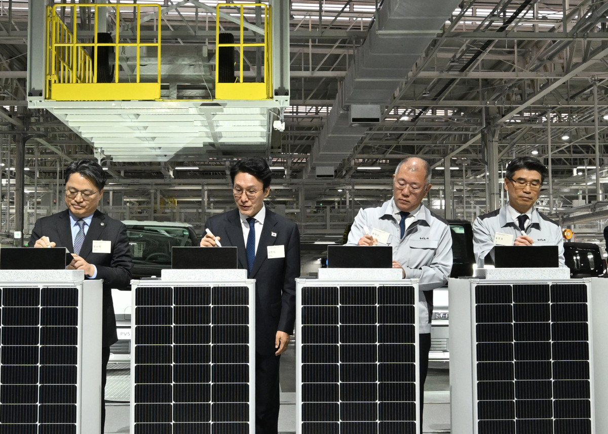 ▲기아 화성 EVO Plant East 준공식과 West 기공식에 참석한 주요 인사 (왼쪽부터) 문신학 산업통상부 1차관, 김민석 국무총리, 정의선 현대자동차그룹 회장, 송호성 기아 사장 (사진=기아)