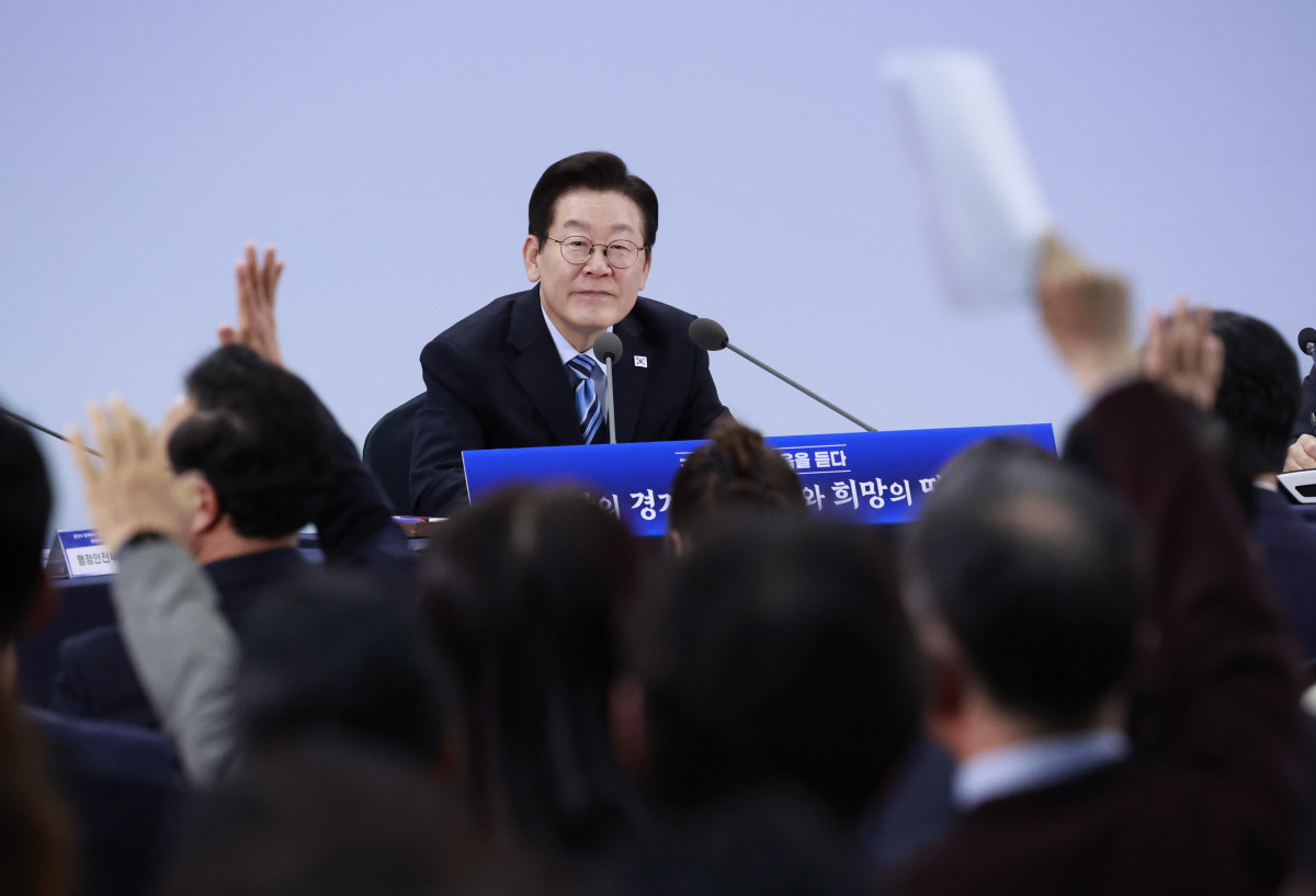 ▲이재명 대통령이 14일 경기 파주시 라이브러리스테이 지지향에서 열린 '경기 북부의 마음을 듣다' 타운홀 미팅 간담회에서 참석자들의 발언권 요청을 받고 있다. (연합뉴스)