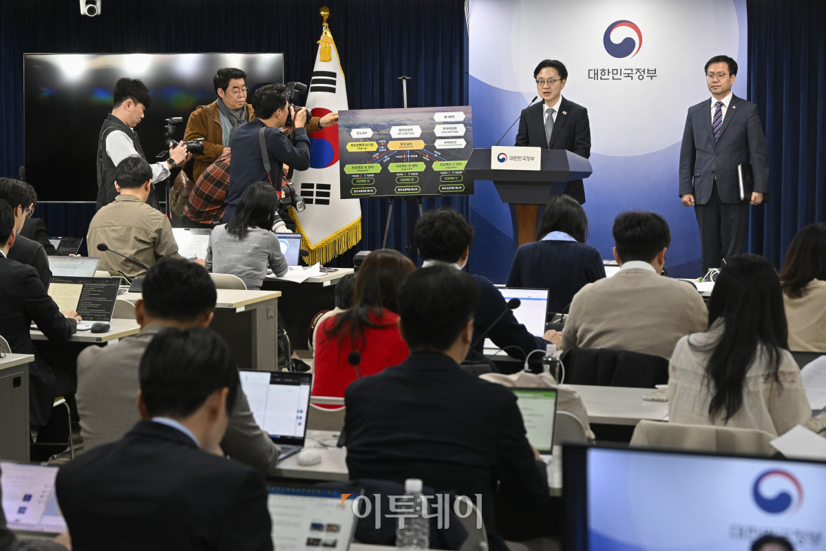 ▲김정관 산업통상부 장관이 14일 서울 종로구 정부서울청사에서 한미 관세협상 팩트시트 및 MOU 관련 브리핑을 하고 있다. 오른쪽은 여한구 산업통상부 통상교섭본부장. 조현호 기자 hyunho@