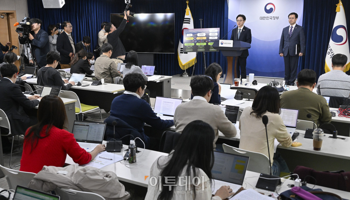 ▲김정관 산업통상부 장관이 14일 서울 종로구 정부서울청사에서 한미 관세협상 팩트시트 및 MOU 관련 브리핑을 하고 있다. 조현호 기자 hyunho@