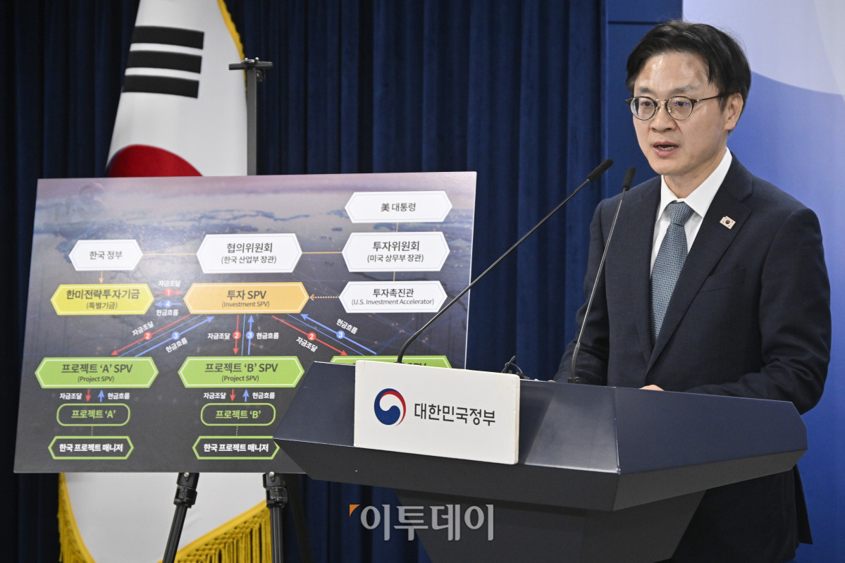 ▲김정관 산업통상부 장관이 14일 서울 종로구 정부서울청사에서 한미 관세협상 팩트시트 및 MOU 관련 브리핑을 하고 있다. 조현호 기자 hyunho@