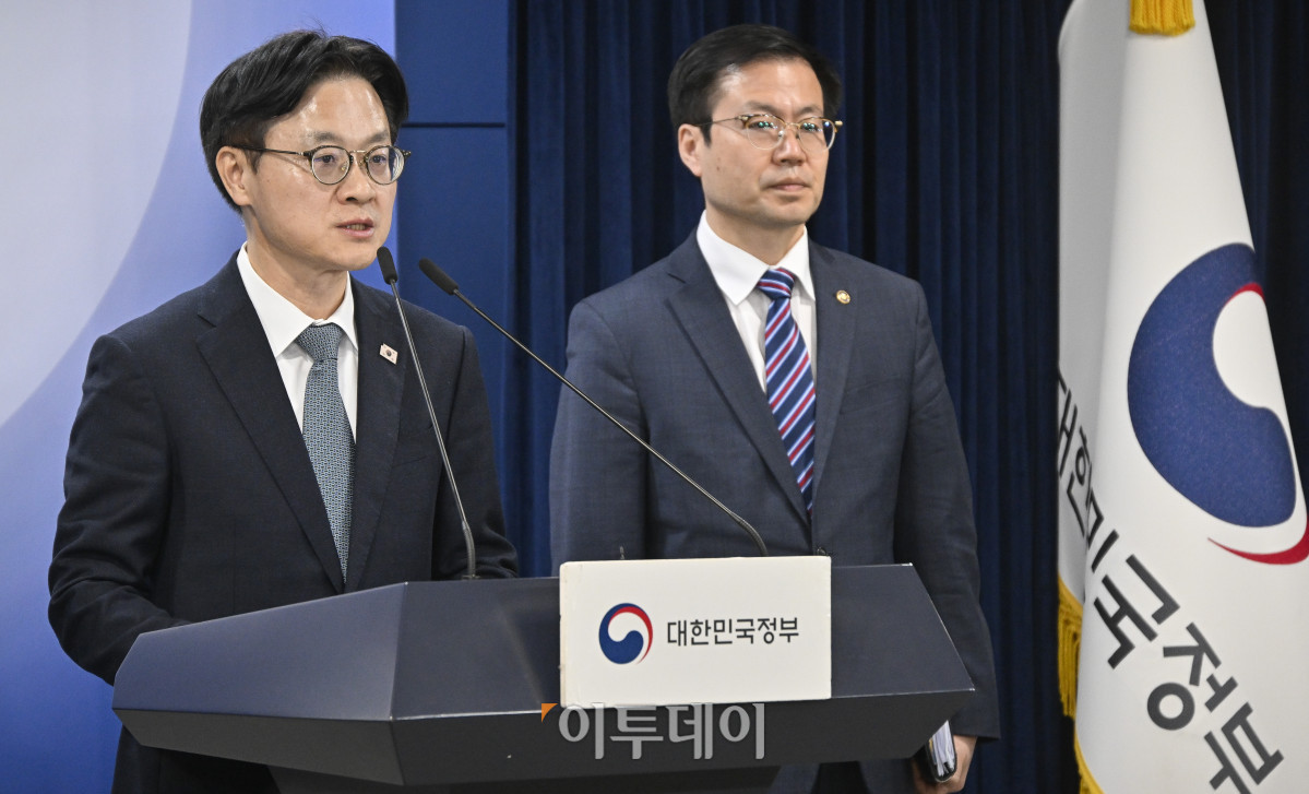 ▲김정관 산업통상부 장관이 14일 서울 종로구 정부서울청사에서 한미 관세협상 팩트시트 및 MOU 관련 브리핑을 하고 있다. 오른쪽은 여한구 산업통상부 통상교섭본부장. 조현호 기자 hyunho@