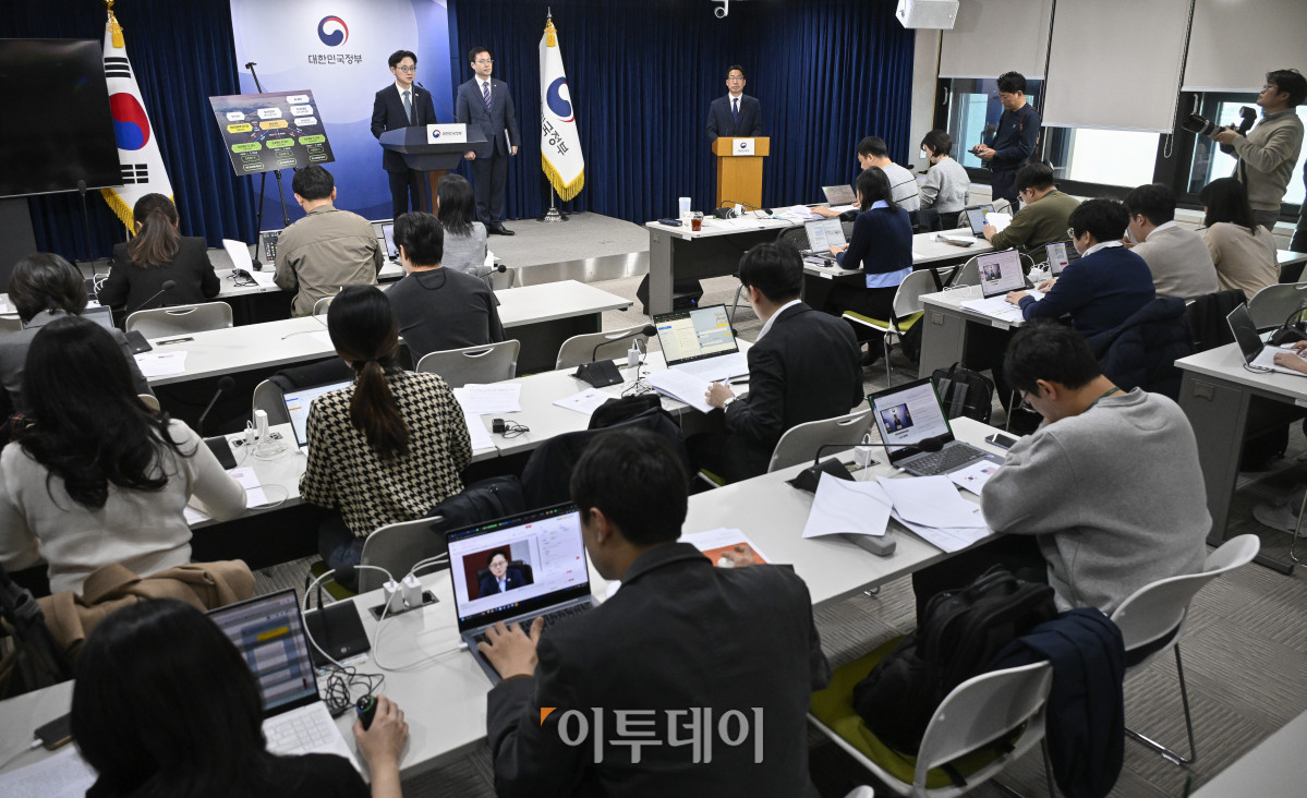 ▲김정관 산업통상부 장관이 14일 서울 종로구 정부서울청사에서 한미 관세협상 팩트시트 및 MOU 관련 브리핑을 하고 있다. 조현호 기자 hyunho@