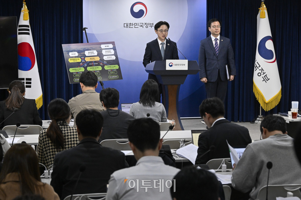 ▲김정관 산업통상부 장관이 14일 서울 종로구 정부서울청사에서 한미 관세협상 팩트시트 및 MOU 관련 브리핑을 하고 있다. 조현호 기자 hyunho@