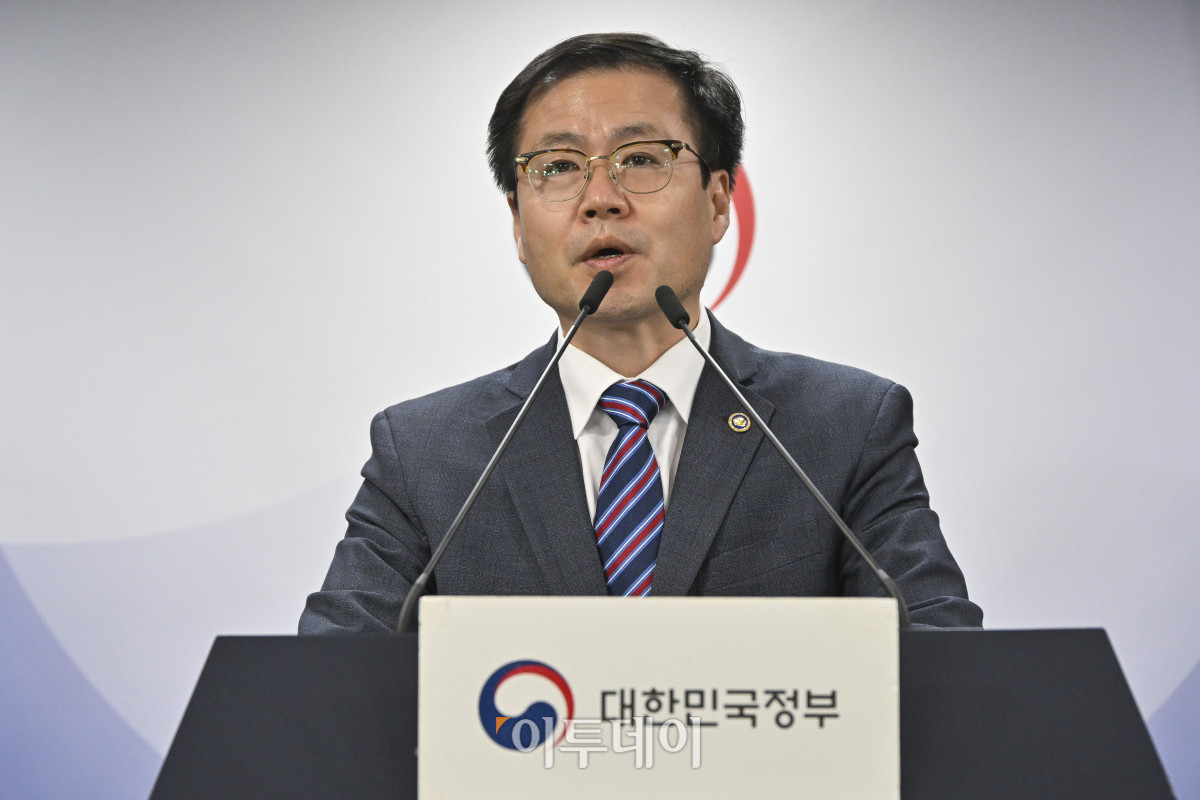 ▲여한구 산업통상부 통상교섭본부장이 14일 서울 종로구 정부서울청사에서 한미 관세협상 팩트시트 및 MOU 관련 브리핑을 하고 있다. 조현호 기자 hyunho@