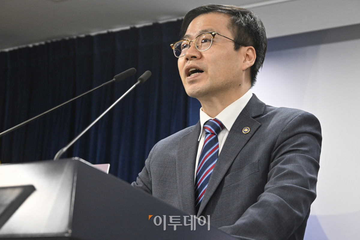 ▲여한구 산업통상부 통상교섭본부장이 14일 서울 종로구 정부서울청사에서 한미 관세협상 팩트시트 및 MOU 관련 브리핑을 하고 있다. 조현호 기자 hyunho@