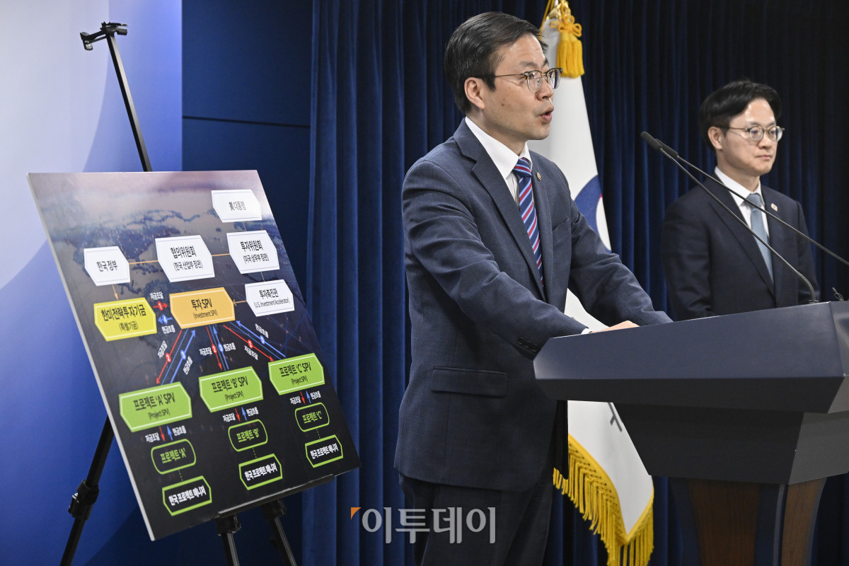 ▲여한구 산업통상부 통상교섭본부장이 14일 서울 종로구 정부서울청사에서 한미 관세협상 팩트시트 및 MOU 관련 브리핑을 하고 있다. 오른쪽은 김정관 산업통상부 장관. 조현호 기자 hyunho@