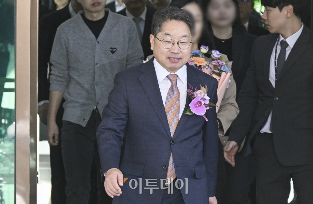 ▲대장동 항소 포기 논란으로 사의를 표명한 노만석 전 검찰총장 직무대행이 14일 서울 서초구 대검찰청에서 퇴임식을 마치고 청사를 떠나고 있다. 조현호 기자 hyunho@ (이투데이DB)