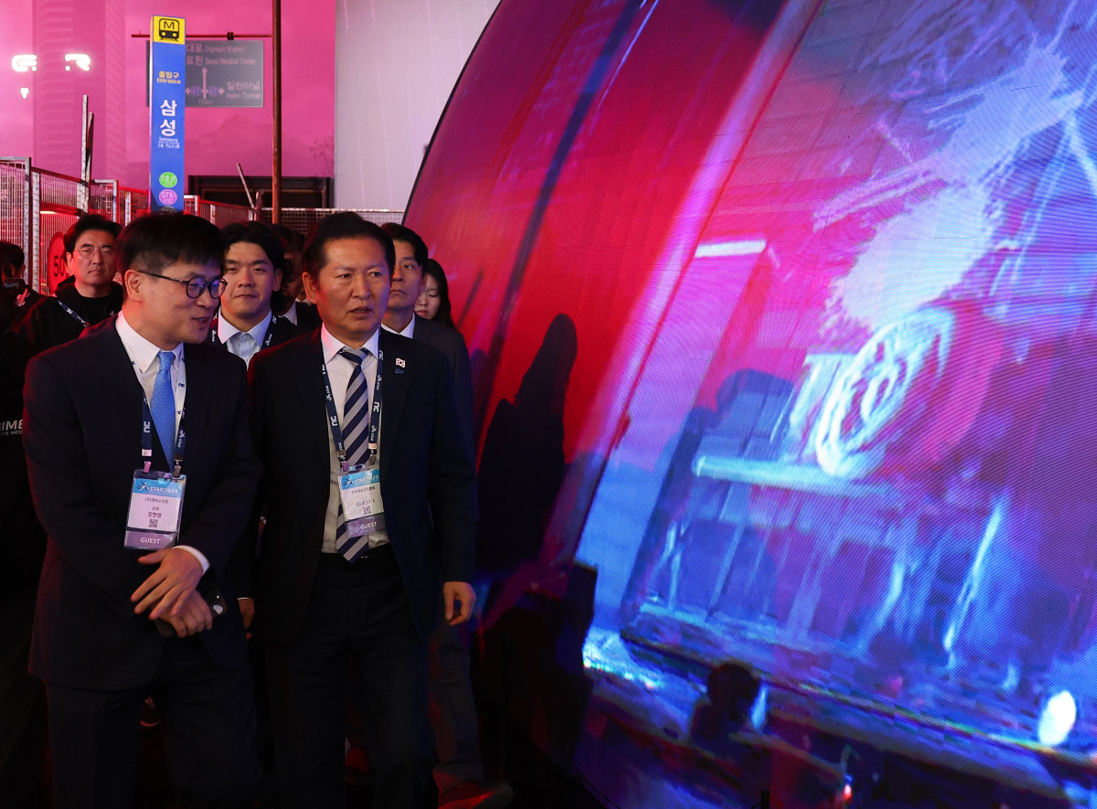 ▲정청래 더불어민주당 대표가 14일 오후 부산 해운대구 벡스코에서 열리고 있는 국제게임전시회 지스타2025를 찾아 전시장을 둘러보고 있다. (연합뉴스)