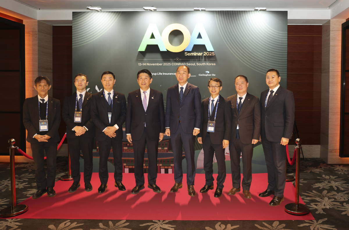 ▲NH농협생명은 13~14일 여의도 콘래드호텔에서 ‘2025AOA 세미나’를 개최했다. 사진은 NH농협생명 박병희 대표이사(왼쪽 다섯 번째), 일본 전공련(JA Zenkyoren) 무라야마 요시히코 대표(왼쪽 네 번째)와 관계자들이 함께 기념촬영을 하는 모습. (제공 NH농협생명)