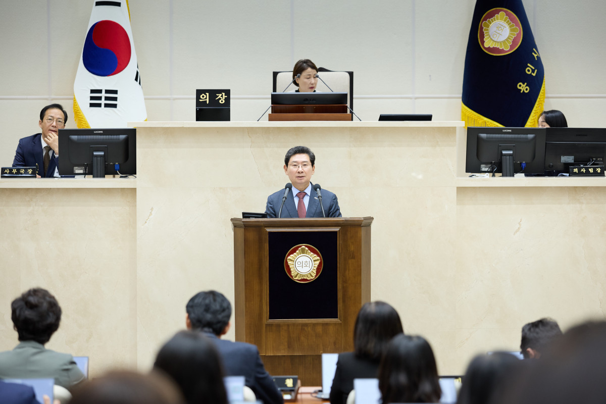 ▲이상일 용인특례시장이 시정연설에서 2026년 시정 방향과 반도체·철도 인프라 가속 전략을 밝히고 있다. (용인특례시)