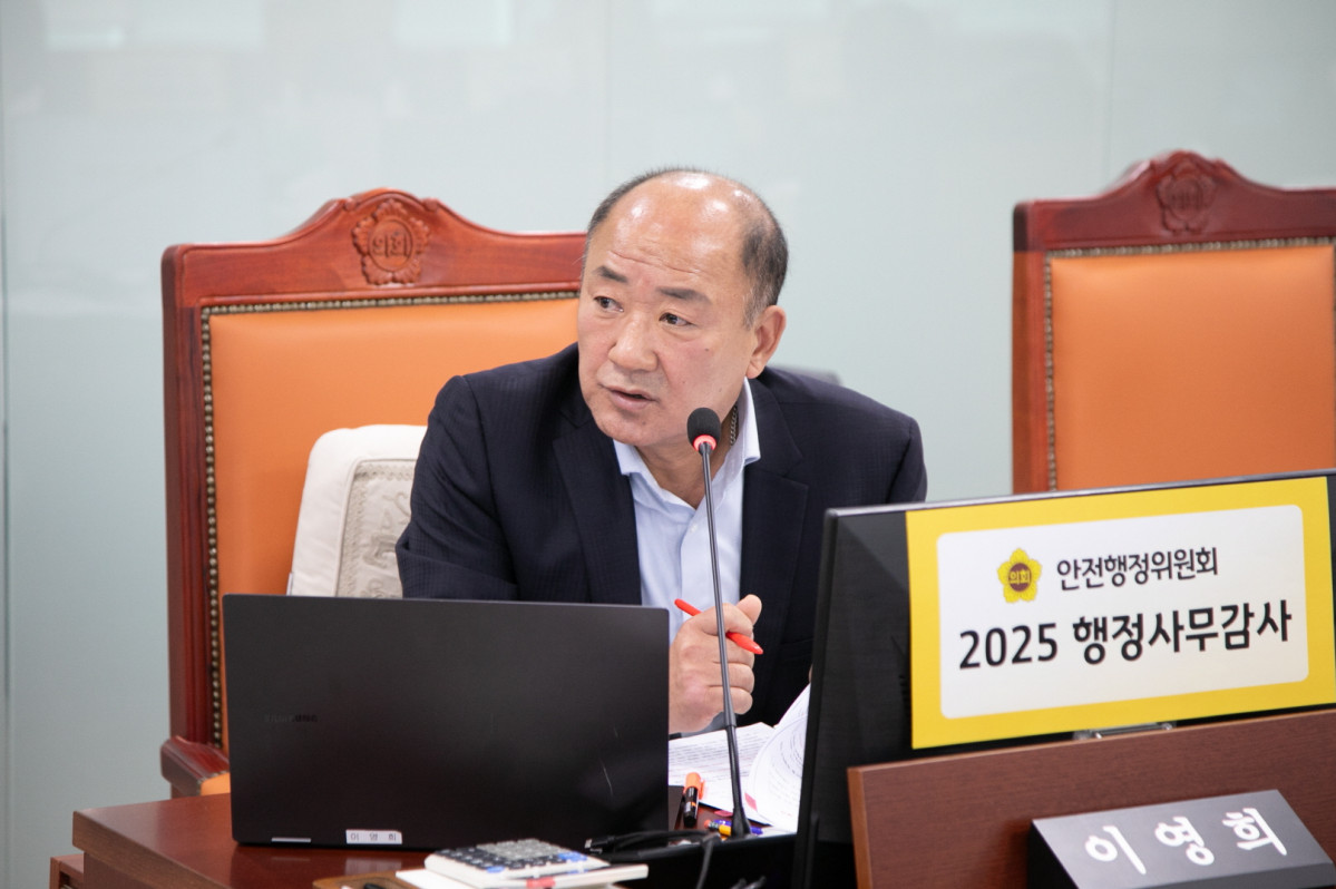 ▲이영희 경기도의원이 행정사무감사에서 아리셀 화재 1주기 책자 발간의 시기적·윤리적 문제를 지적하고 있다. (경기도의회)