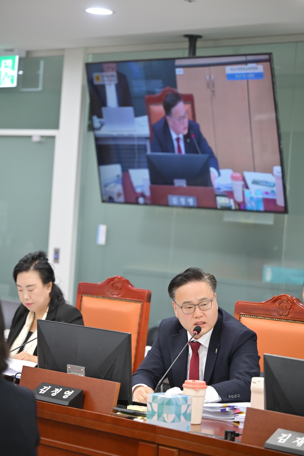 ▲김정영 경기도의원이 14일 경기도의회에서 열린 2025년 종합감사에서 경기도서관의 외부업체 수의계약 문제와 지역 형평성 왜곡을 지적하며 도정의 책임 있는 재정운용을 촉구하고 있다. (경기도의회)