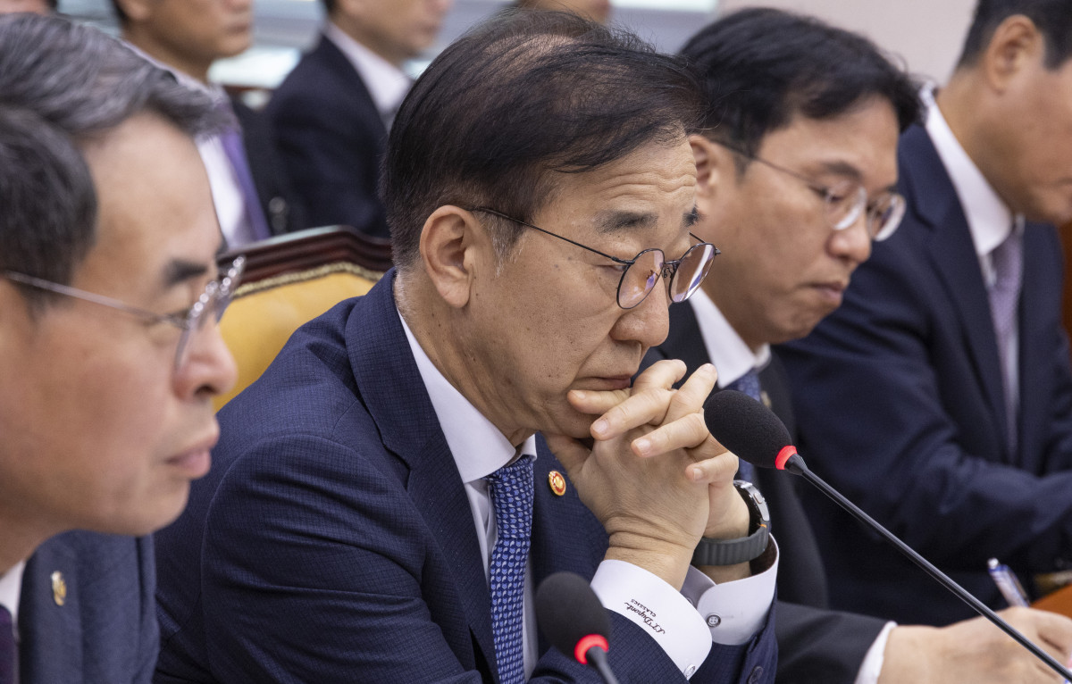 ▲김윤덕 국토교통부 장관이 국회 국토교통위원회에서 열린 2025년도 종합 국정감사에 출석해 여야 의원들이 이상경 전 1차관과 부동산 정책과 관련한 설전을 지켜보다 생각에 잠겨 있다.  (연합뉴스)