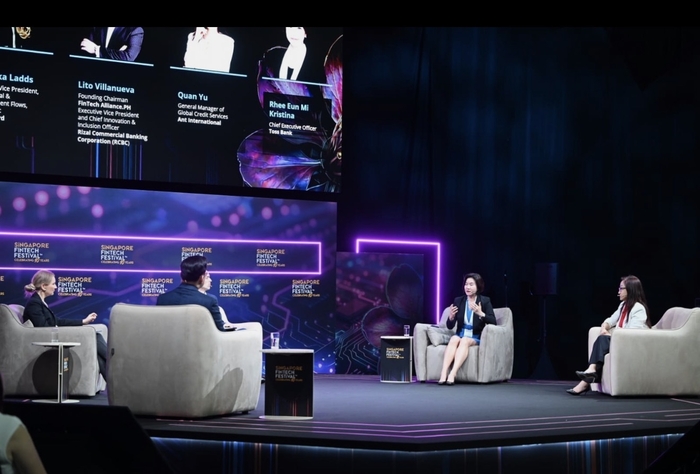 ▲이은미 토스뱅크 대표가 14일 싱가포르 핀테크 페스티벌에서 무대에 올라 다른 패널들과 함께 토론하고 있다. (사진제공=토스뱅크)