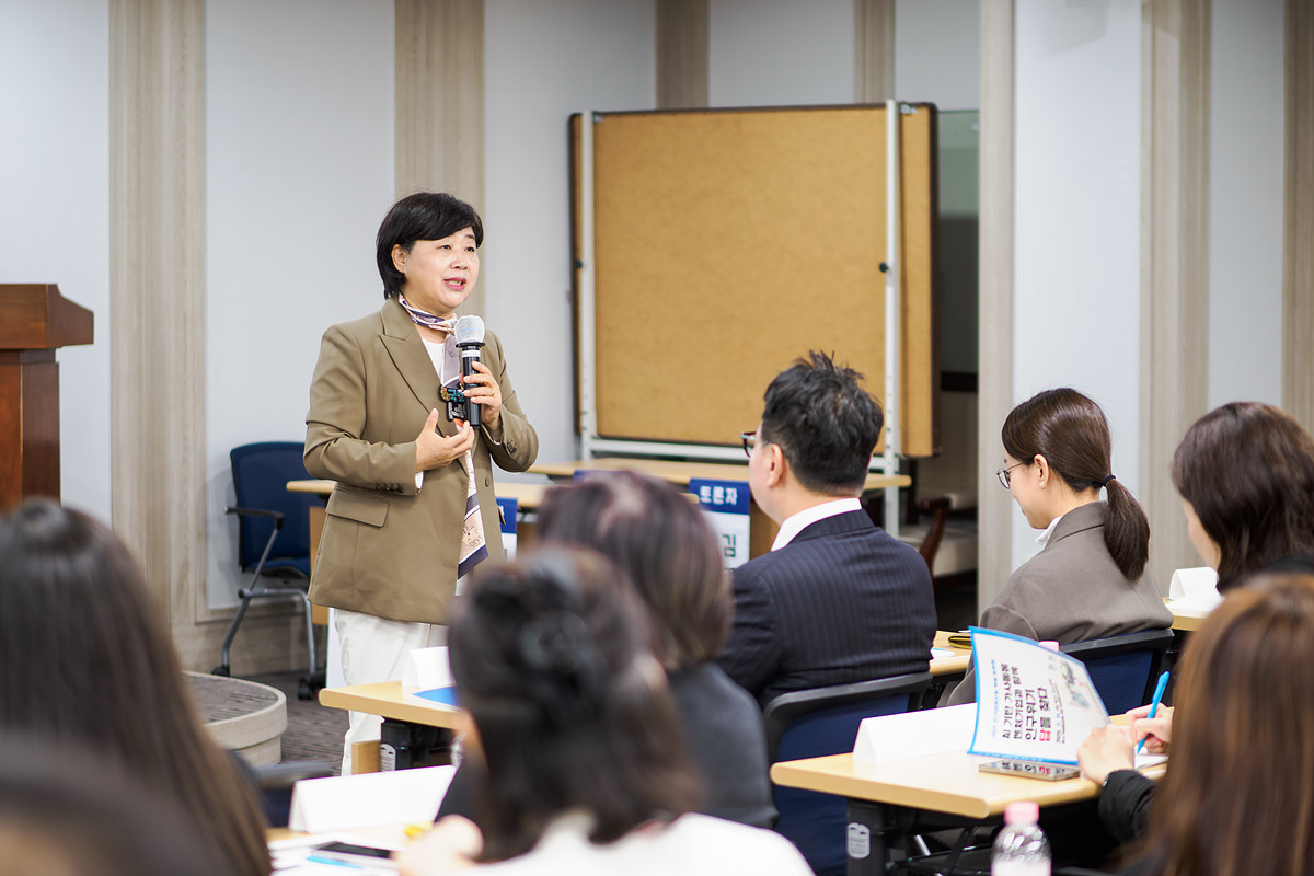 ▲제4차 인구미래포럼에서 축사에 나선 서영교 의원이 저출산·고령화 위기 속에서 AI 기반 가사·돌봄서비스의 역할을 강조하며 인구정책 전환의 필요성을 역설하고 있다. 서 의원은 돌봄 부담을 국가가 함께 나눠야 한다고 말하며 가사·돌봄 산업의 제도적 지원 확대를 촉구했다.(이준호 기자)