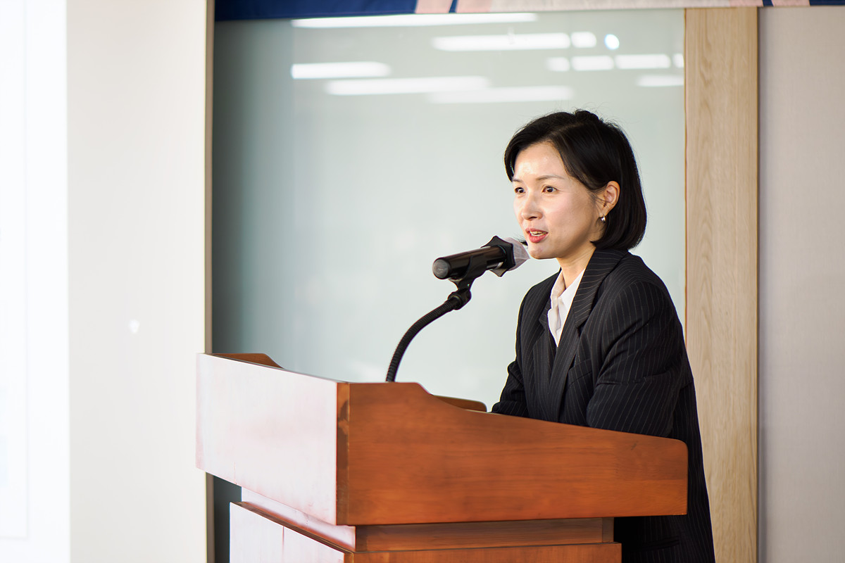 ▲연현주 한국가사돌봄플랫폼협회장이 포럼 연단에서 AI 기반 가사·돌봄서비스의 성장과 정책 과제를 설명하며 발표하고 있다. 연 회장은 중장년 여성 일자리 확대, AI 스마트 매칭 도입 효과, 바우처·세액공제 등 정책 제안을 강조하며 가사돌봄 산업의 국가적 지원 필요성을 역설했다.(이준호 기자)