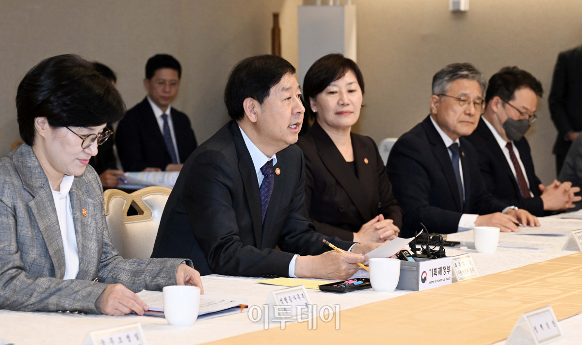 ▲구윤철 경제부총리 겸 기획재정부 장관이 14일 서울 종로구 정부서울청사에서 열린 주택공급촉진 관계장관회의에서 모두발언을 하고 있다. 이날 회의에서는 주택공급촉진 관계장관회의 운영계획과 주택시장 동향 및 주택공급 관련 협조 요청사항이 논의됐다. 조현호 기자 hyunho@