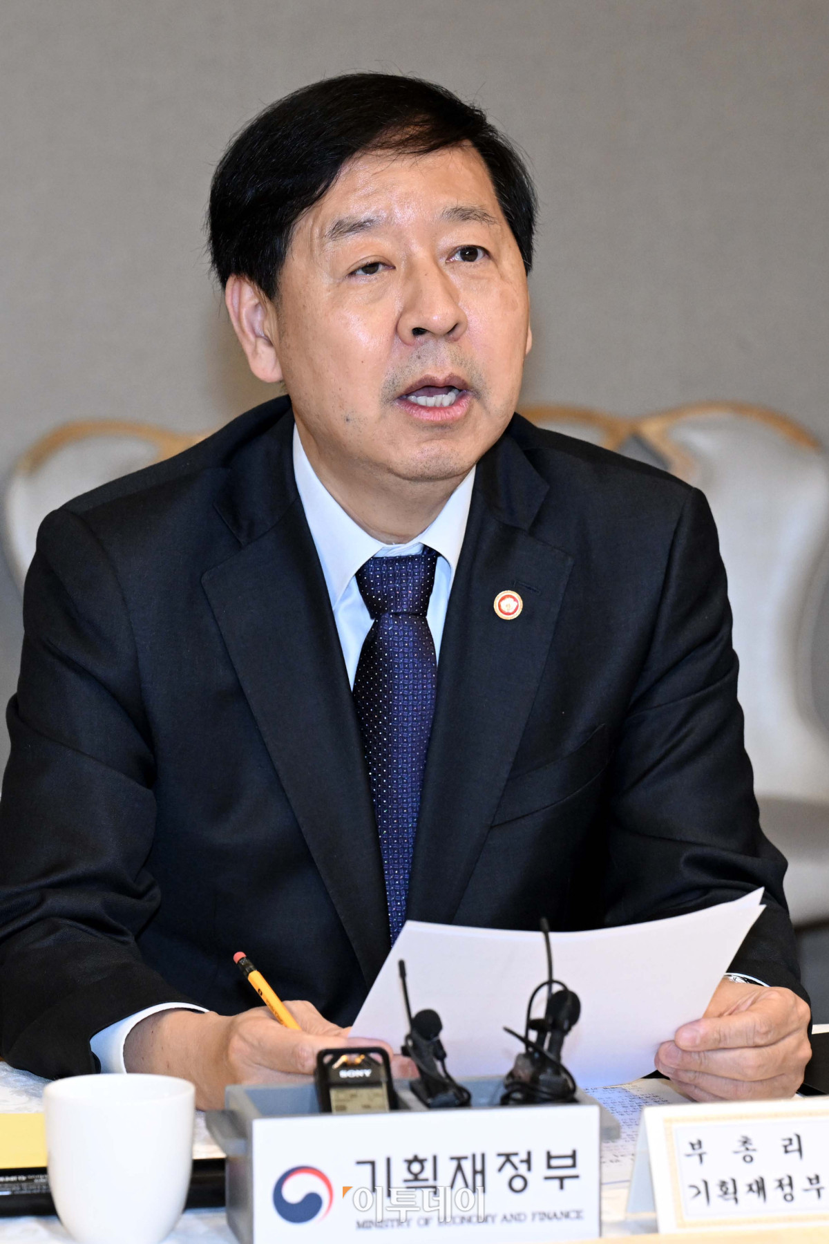 ▲구윤철 경제부총리 겸 기획재정부 장관이 14일 서울 종로구 정부서울청사에서 열린 주택공급촉진 관계장관회의에서 모두발언을 하고 있다. 이날 회의에서는 주택공급촉진 관계장관회의 운영계획과 주택시장 동향 및 주택공급 관련 협조 요청사항이 논의됐다. 조현호 기자 hyunho@