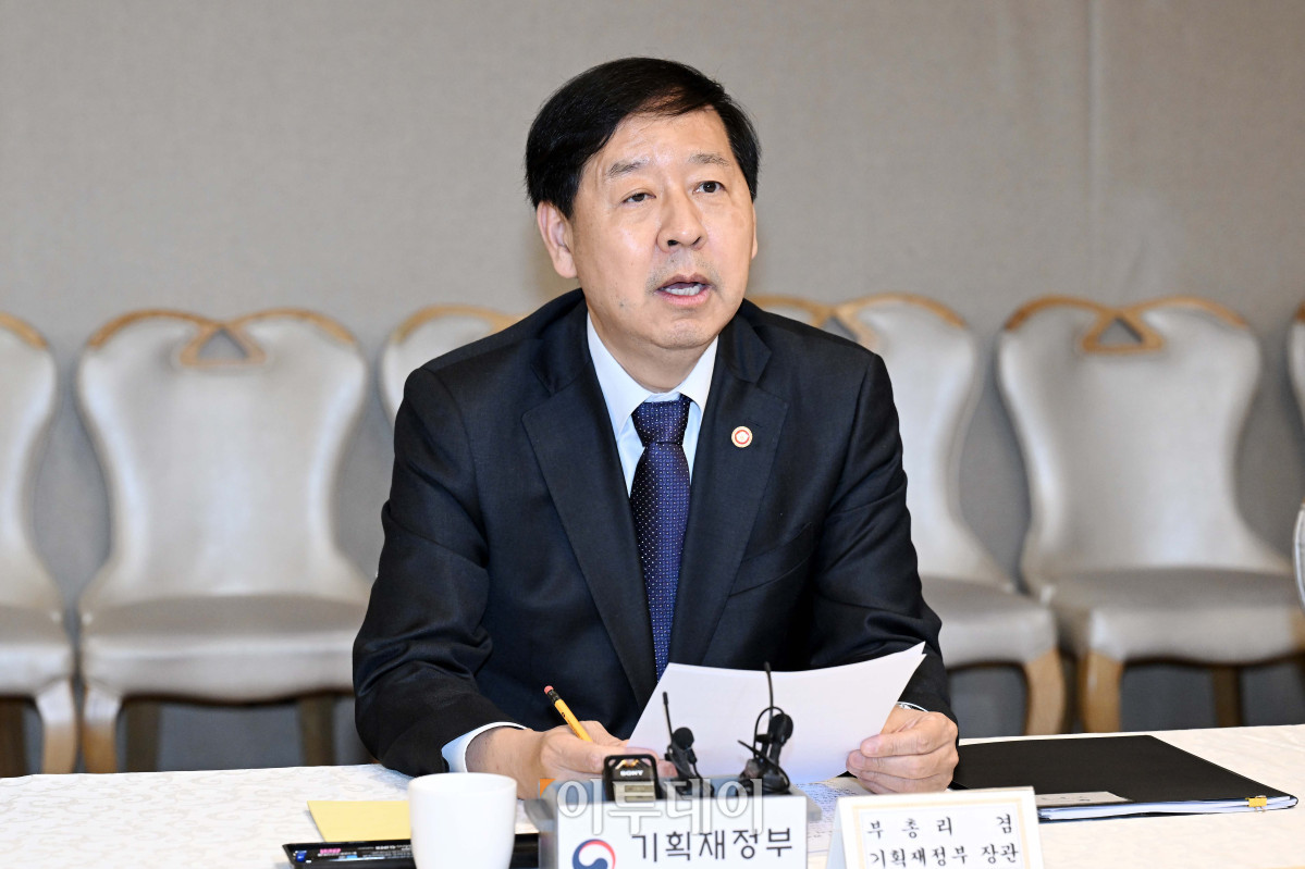 ▲구윤철 경제부총리 겸 기획재정부 장관이 14일 서울 종로구 정부서울청사에서 열린 주택공급촉진 관계장관회의에서 모두발언을 하고 있다. 이날 회의에서는 주택공급촉진 관계장관회의 운영계획과 주택시장 동향 및 주택공급 관련 협조 요청사항이 논의됐다. 조현호 기자 hyunho@
