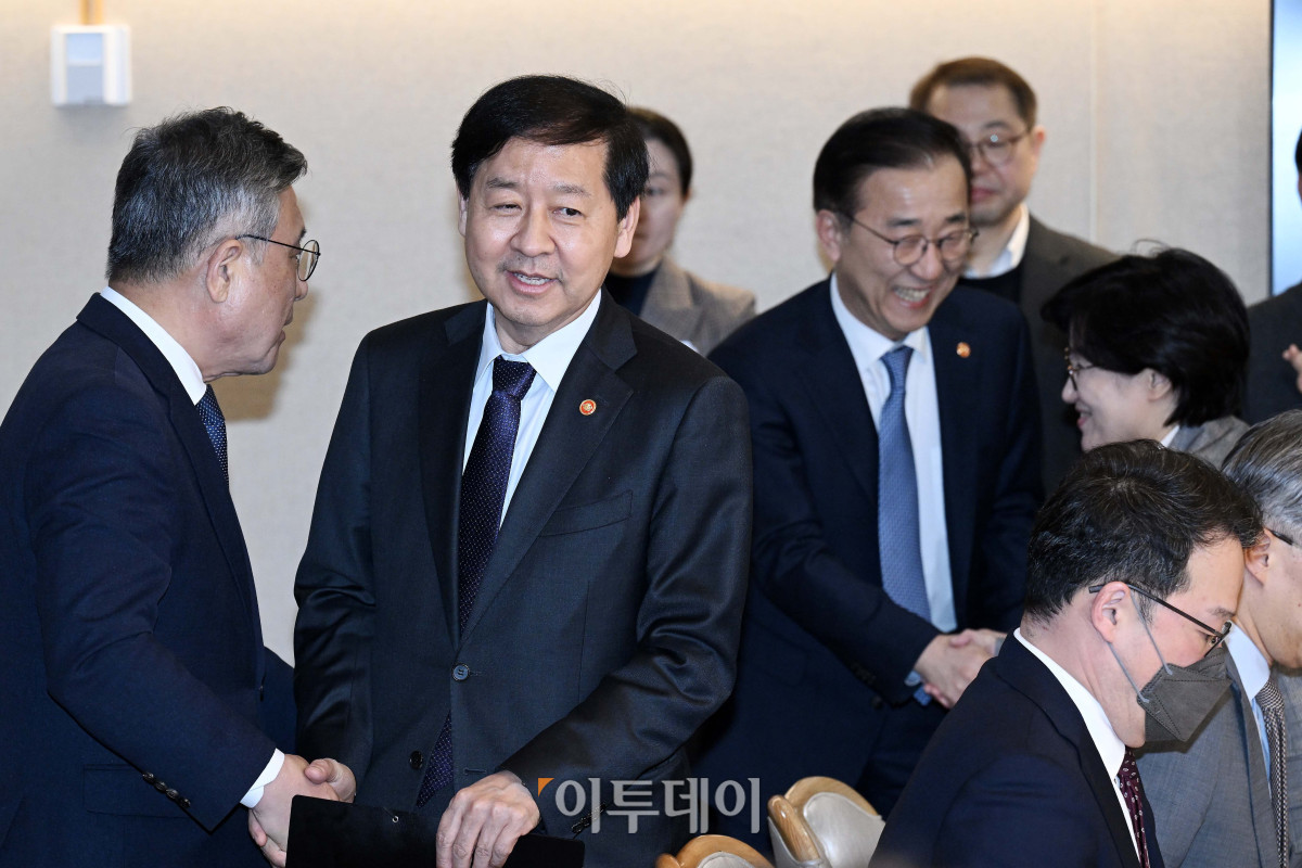 ▲구윤철 경제부총리 겸 기획재정부 장관과 김윤덕 국토교통부 장관이 14일 서울 종로구 정부서울청사에서 열린 주택공급촉진 관계장관회의에서 참석자들과 인사를 나누고 있다. 이날 회의에서는 주택공급촉진 관계장관회의 운영계획과 주택시장 동향 및 주택공급 관련 협조 요청사항이 논의됐다. 조현호 기자 hyunho@