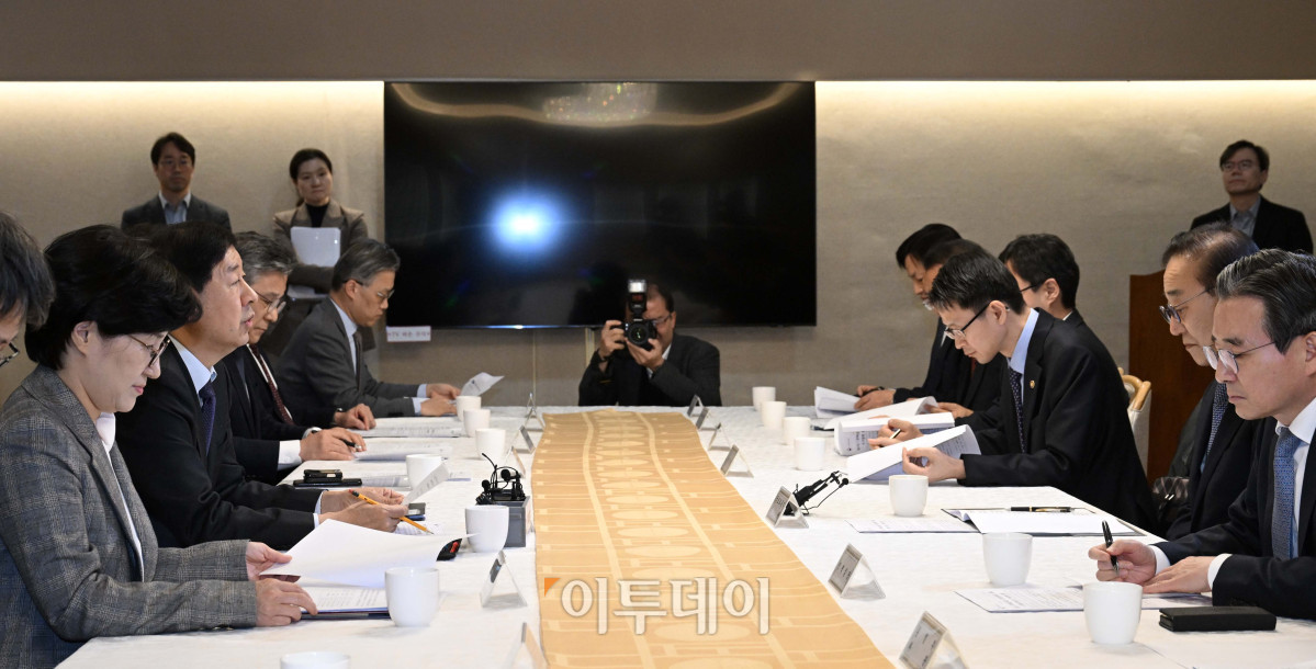 ▲구윤철 경제부총리 겸 기획재정부 장관이 14일 서울 종로구 정부서울청사에서 열린 주택공급촉진 관계장관회의에서 모두발언을 하고 있다. 이날 회의에서는 주택공급촉진 관계장관회의 운영계획과 주택시장 동향 및 주택공급 관련 협조 요청사항이 논의됐다. 조현호 기자 hyunho@