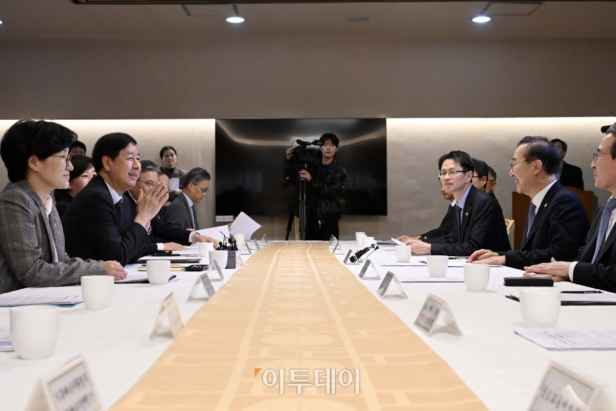 ▲구윤철 경제부총리 겸 기획재정부 장관이 14일 서울 종로구 정부서울청사에서 열린 주택공급촉진 관계장관회의에 참석해 김윤덕 국토교통부 장관을 비롯한 참석자들과 회의 시작에 앞서 대화를 하고 있다. 이날 회의에서는 주택공급촉진 관계장관회의 운영계획과 주택시장 동향 및 주택공급 관련 협조 요청사항이 논의됐다. 조현호 기자 hyunho@