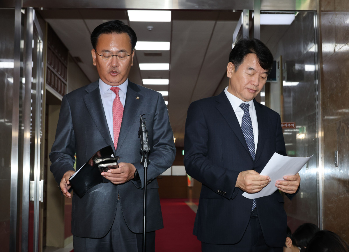 ▲문진석 더불어민주당 원내수석부대표와 유상범 국민의힘 원내수석부대표가 13일 서울 여의도 국회에서 국회의장-여야원내대표 회동을 마친 뒤 취재진 질문에 답변하고 있다. (연합뉴스)