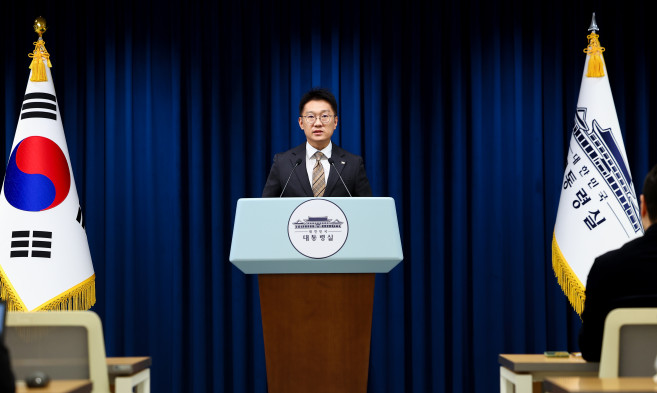▲김남준 대변인이 7일 용산 대통령실에서 이재명 대통령이 인종차별적 언행을 해 논란을 일으킨 김철수 대한적십자사 회장에 대한 보건복지부 감찰 지시 관련 브리핑을 하고 있다.  (연합뉴스)