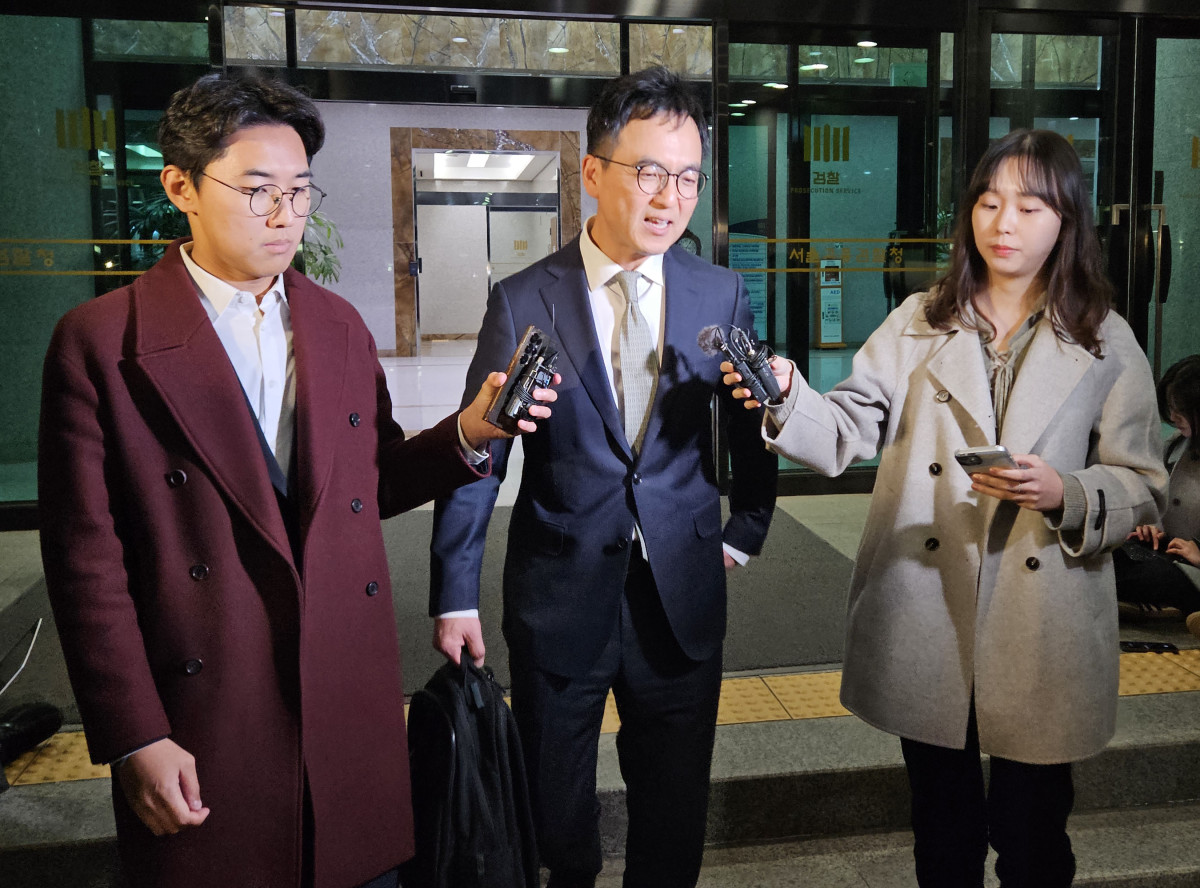 ▲ '대장동 항소 포기' 논란 끝에 사표를 낸 노만석 검찰총장 직무대행의 후임자로 임명된 구자현 서울고등검찰청 검사장이 14일 서울 서초구 서울고등검찰청사를 나서며 취재진 질문에 답하고 있다. (연합뉴스)