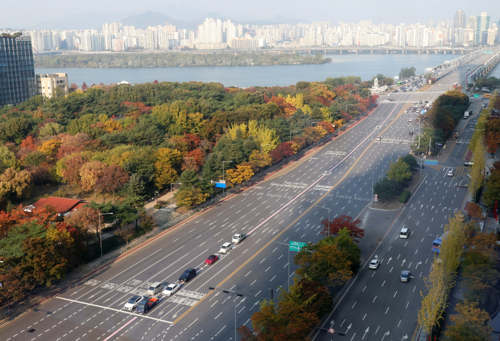 ▲절기상 입동(立冬)을 맞은 7일 서울 여의도 일대가 단풍으로 붉게 물들며 가을의 정취를 물씬 풍기고 있다. 겨울의 시작을 알리는 절기지만, 이날 서울을 비롯한 전국 대부분 지역은 낮 최고기온이 17~22도로 온화한 가을 날씨를 보이고 있다. 고이란 기자 photoeran@ (이투데이DB)