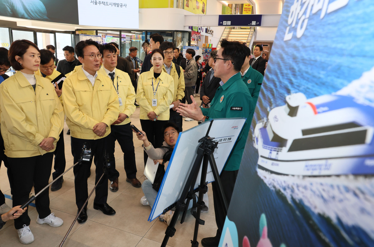 ▲김민석 국무총리가 14일 서울 광진구 한강버스 뚝섬 선착장을 찾아 박진영 서울시 미래한강본부장으로부터 사업 추진 현황 등에 대해 보고받고 있다. (연합뉴스)