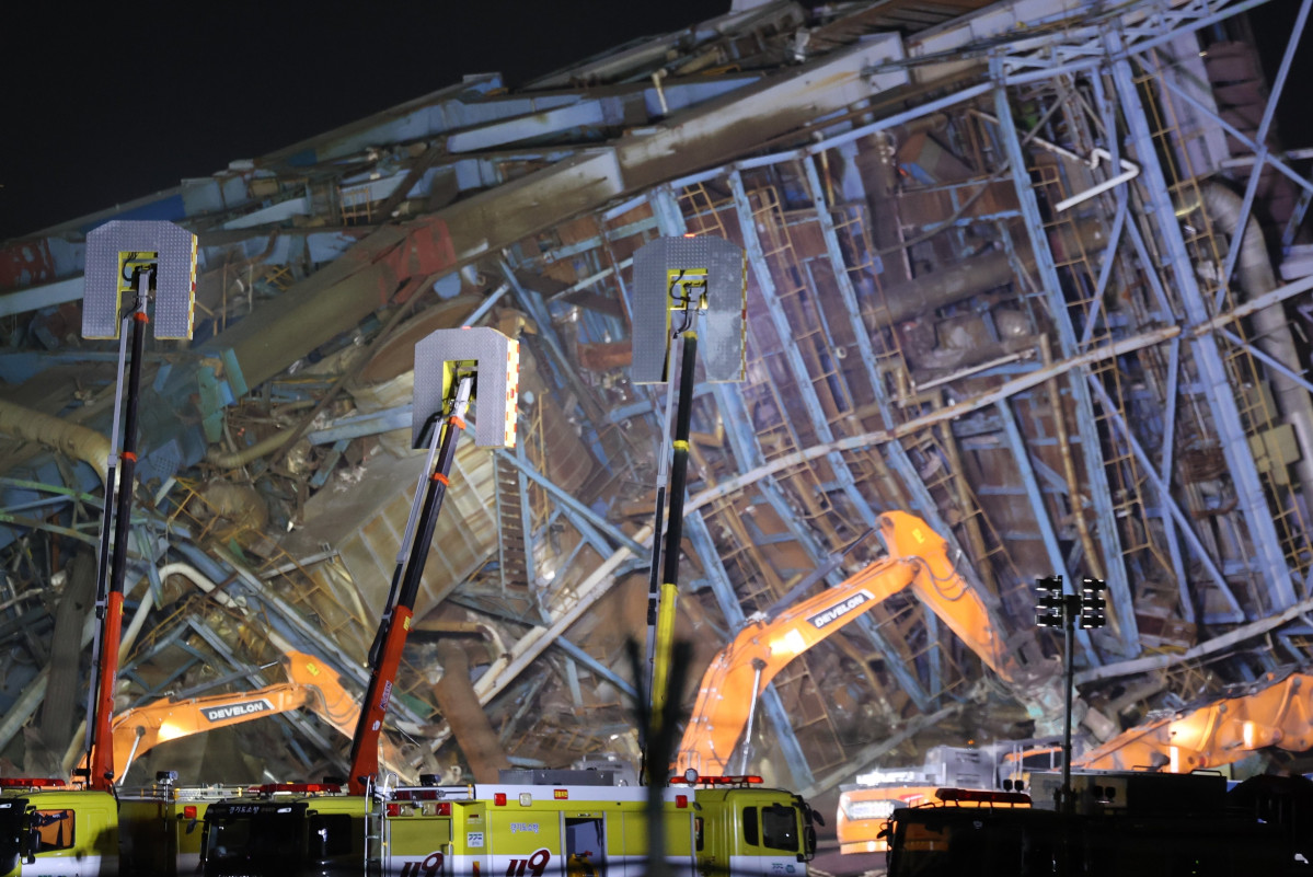 ▲울산화력발전소 보일러 타워 붕괴 사고 여드레째인 13일 오후 발전소 현장에서 중장비를 동원한 야간 수색 작업이 이어지고 있다. (연합뉴스)