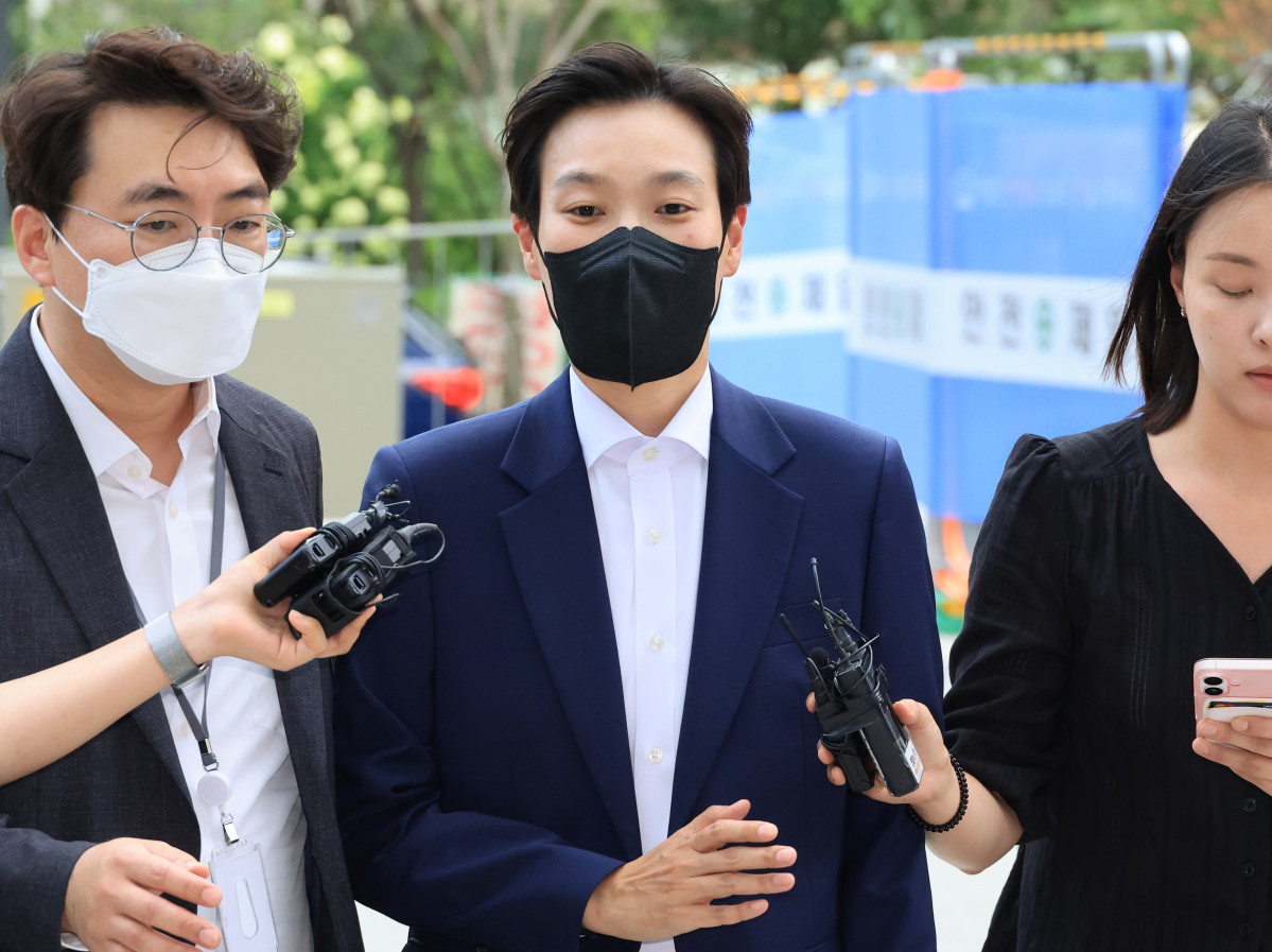 ▲정지원 전 행정관이 25일 서울 광화문 kt웨스트에 차려진 김건희 특검으로 출석하고 있다. (연합뉴스)