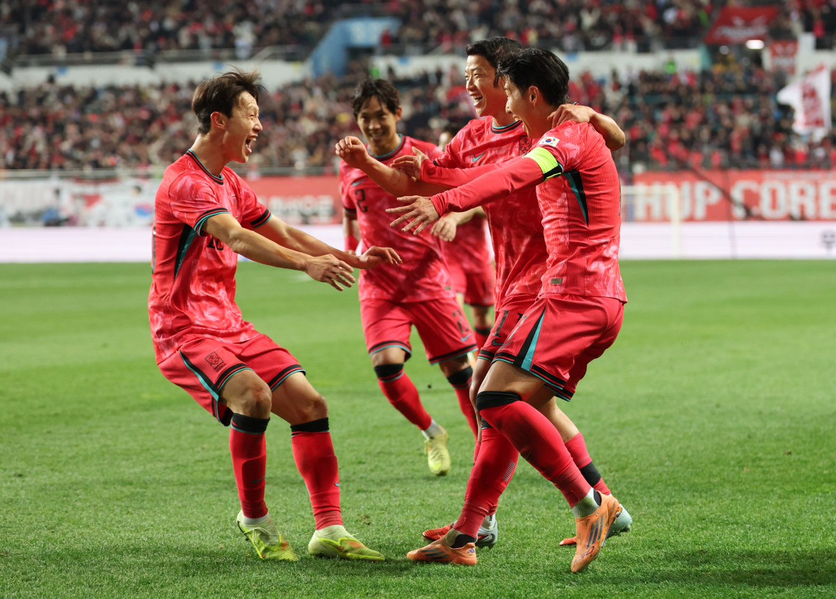 ▲ 14일 대전월드컵경기장에서 열린 남자축구 국가대표 A매치 평가전 대한민국과 볼리비아의 경기. 손흥민이 골을 넣은 뒤 동료들과 기쁨을 나누고 있다. (연합뉴스)