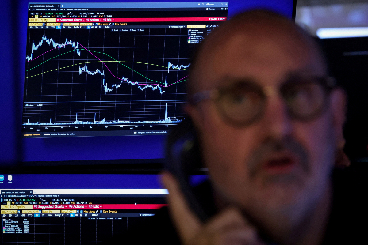 ▲미국 뉴욕증권거래소(NYSE)에서 한 트레이더가 근무하고 있다.  (뉴욕/로이터연합뉴스)