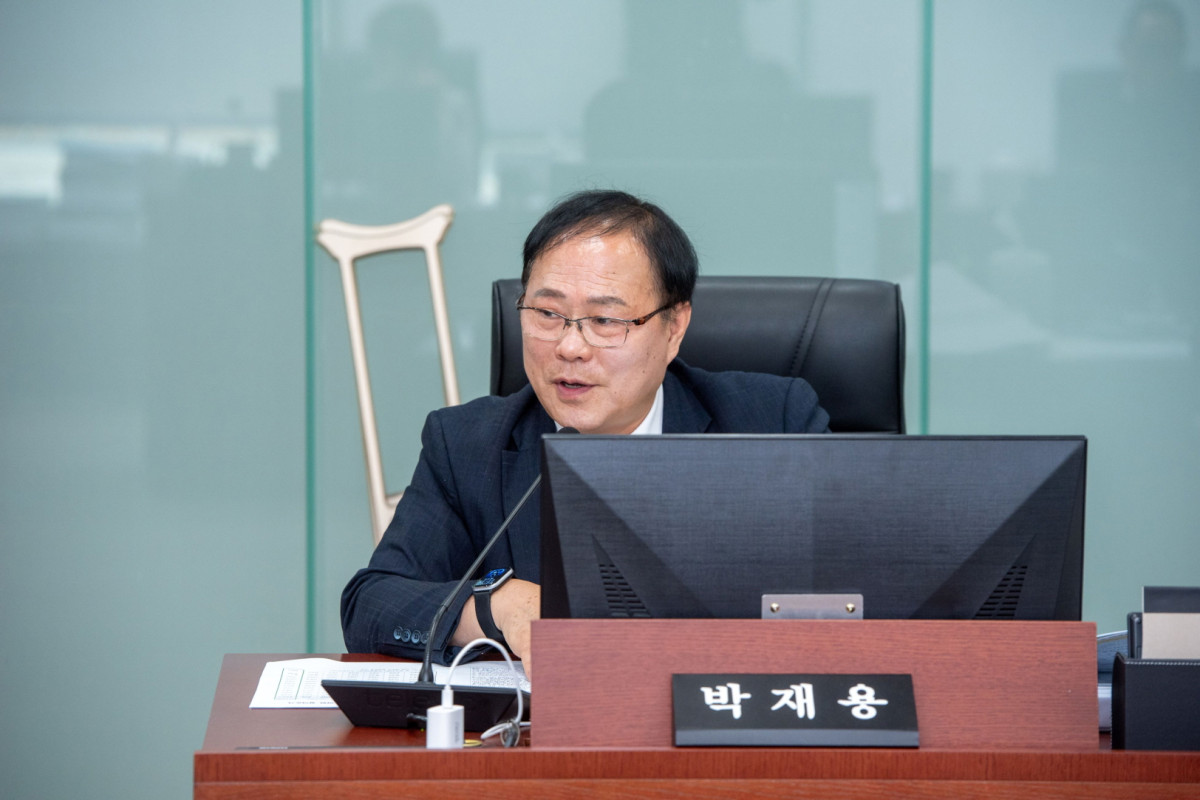 ▲박재용 경기도의원이 13일 보건복지위원회 종합감사에서 복지·의료·연구 행정 전반의 구조적 문제를 지적하며 도민 삶을 지키는 예산 확보 필요성을 강조하고 있다. (경기도의회)