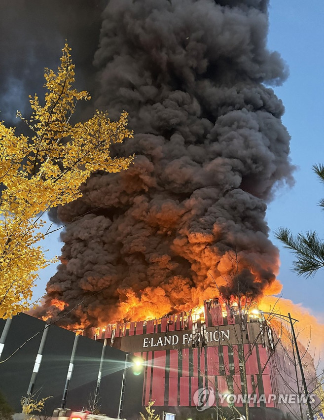 ▲15일 오전 충남 천안시 동남구 풍세면 이랜드패션 물류센터에서 불이 나 검은 연기가 치솟고 있다. (연합뉴스)