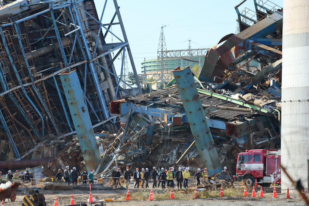 ▲11일 오후 울산화력발전소 보일러타워 4호기 6호기가 발파 해체한 후 중앙사고수습본부(중수본) 관계자들이 실종자 수색 재개를 위해 현장을 살피고 있다. 울산/연합뉴스