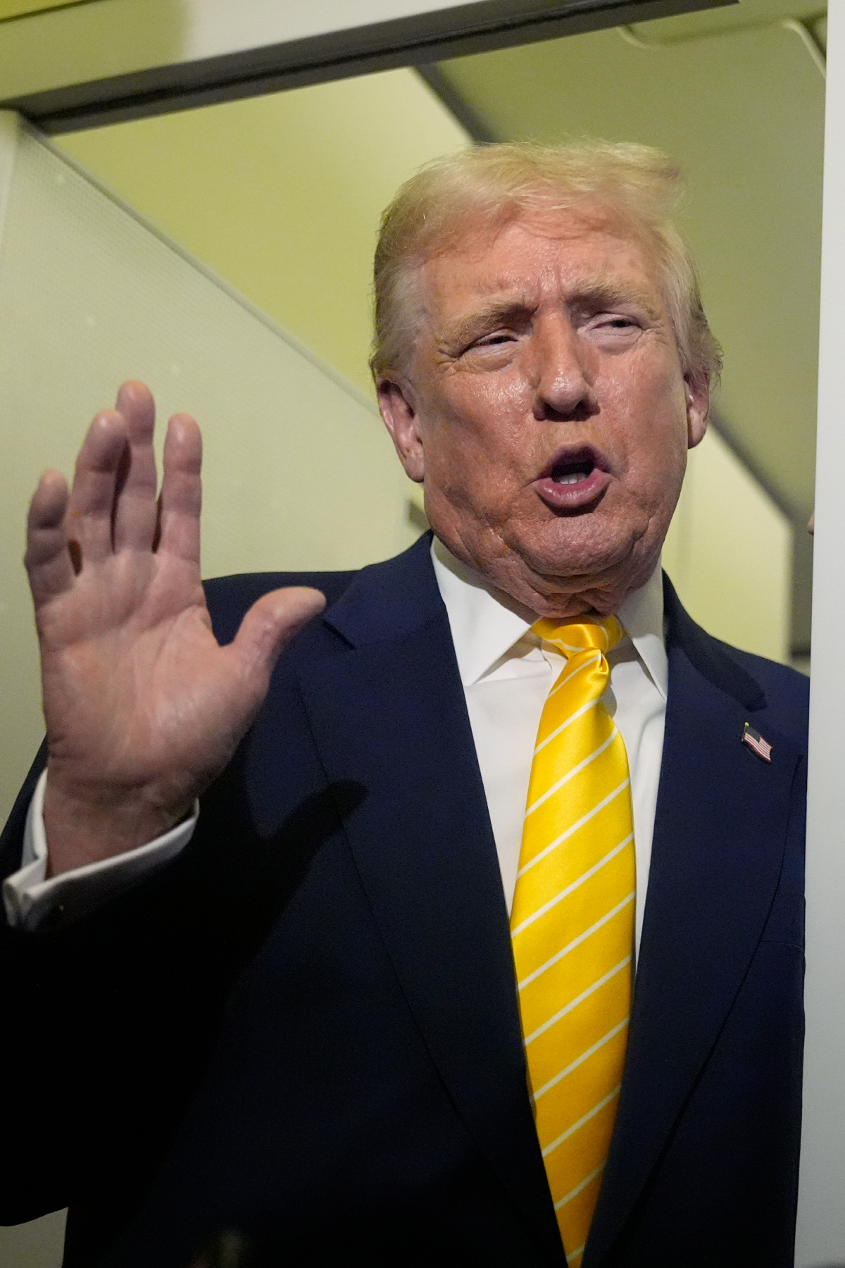 ▲도널드 트럼프 미국 대통령이 14일(현지시간) 플로리다주 팜비치로 향하는 에어포스원에서 기자들과 대화하고 있다. AP/연합뉴스