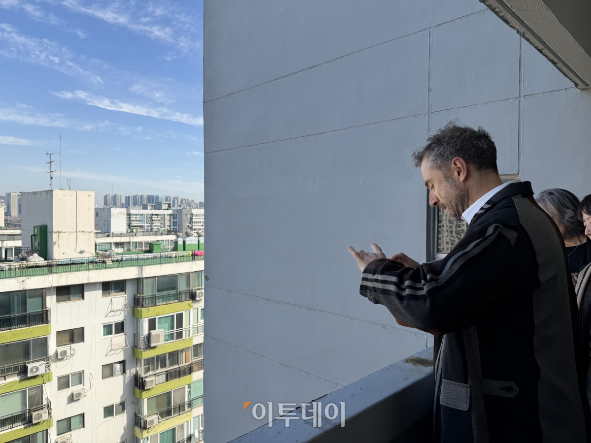 ▲서울 여의도 대교아파트 재건축 설계를 맡은 토마스 헤더윅이 단지 내부를 둘러보고 있다. (조유정 기자 youjung@)