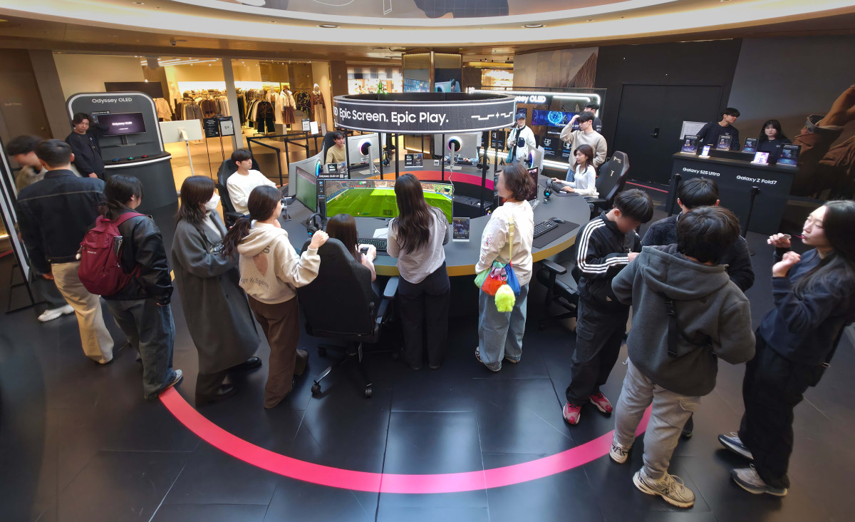 ▲관람객들이 삼성 오디세이 게이밍 모니터와 갤럭시 스마트폰으로 게임 플레이를 경험할 수 있는 '오디세이 게임 스테이션' 팝업 체험존을 방문하고 있다. (자료제공=삼성전자)