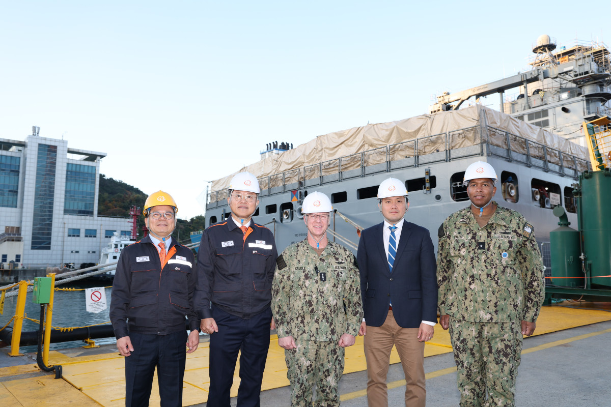 ▲한화오션 김희철 대표이사(왼쪽 두번째)와 대릴 커들(Darly Caudle, 왼쪽 세번째) 미국 해군참모총장이 한화오션 특수선사업부장 어성철 사장(왼쪽 첫번째), 케빈 김(Kevin Kim, 왼쪽 네번째) 주한미국대사관 대사대리, 셔리프 칼피(Sharif Calfee, 왼쪽 다섯번째) 주한 미 해군사령관과 함께 찰스 드류함 앞에서 기념촬영을 하고 있다. (사진제공=한화오션)