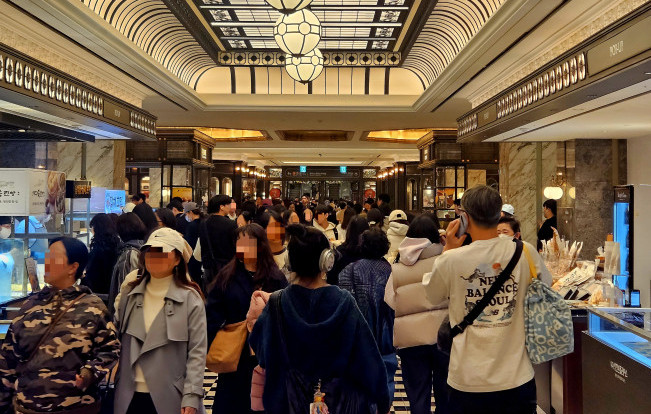 ▲14일 서울 서초구 반포동 신세계백화점 강남점 지하 1층 F&B 매장이 인파로 가득하다. (사진=정영인 기자 oin@)