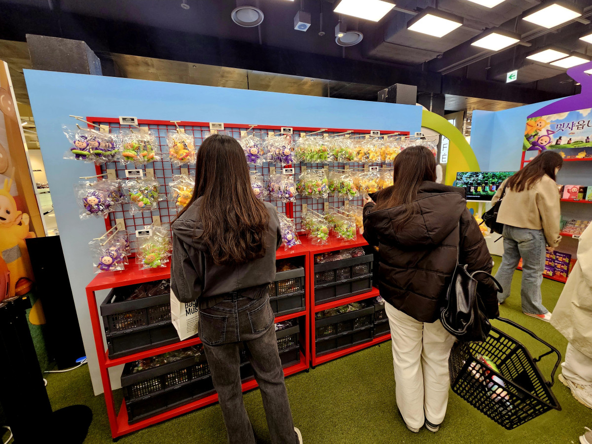 ▲14일 서울 영등포구 여의도동 더현대서울 '텔레토비' 팝업스토어에서 젊은 고객들이 제품을 살피고 있다. (사진=정영인 기자 oin@)