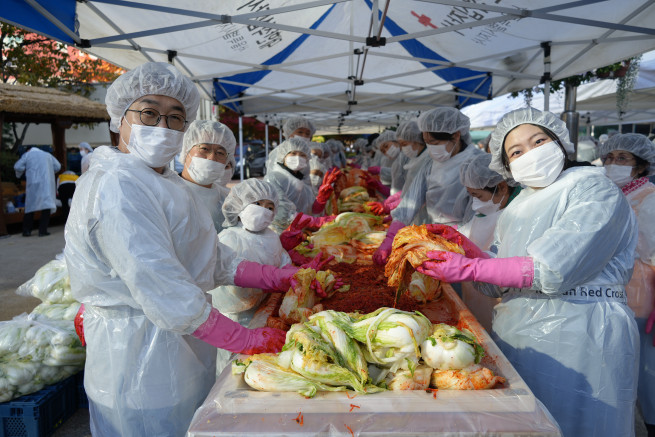 ▲대원제약은 겨울나기에 어려움을 겪는 독거노인, 소년소녀 가장 등 우리 주변에 있는 취약계층 이웃들에게 보탬이 되기 위해 지난 2006년부터 ‘사랑의 김장 나누기‘ 행사를 진행해 왔다. (사진제공=대원제약)